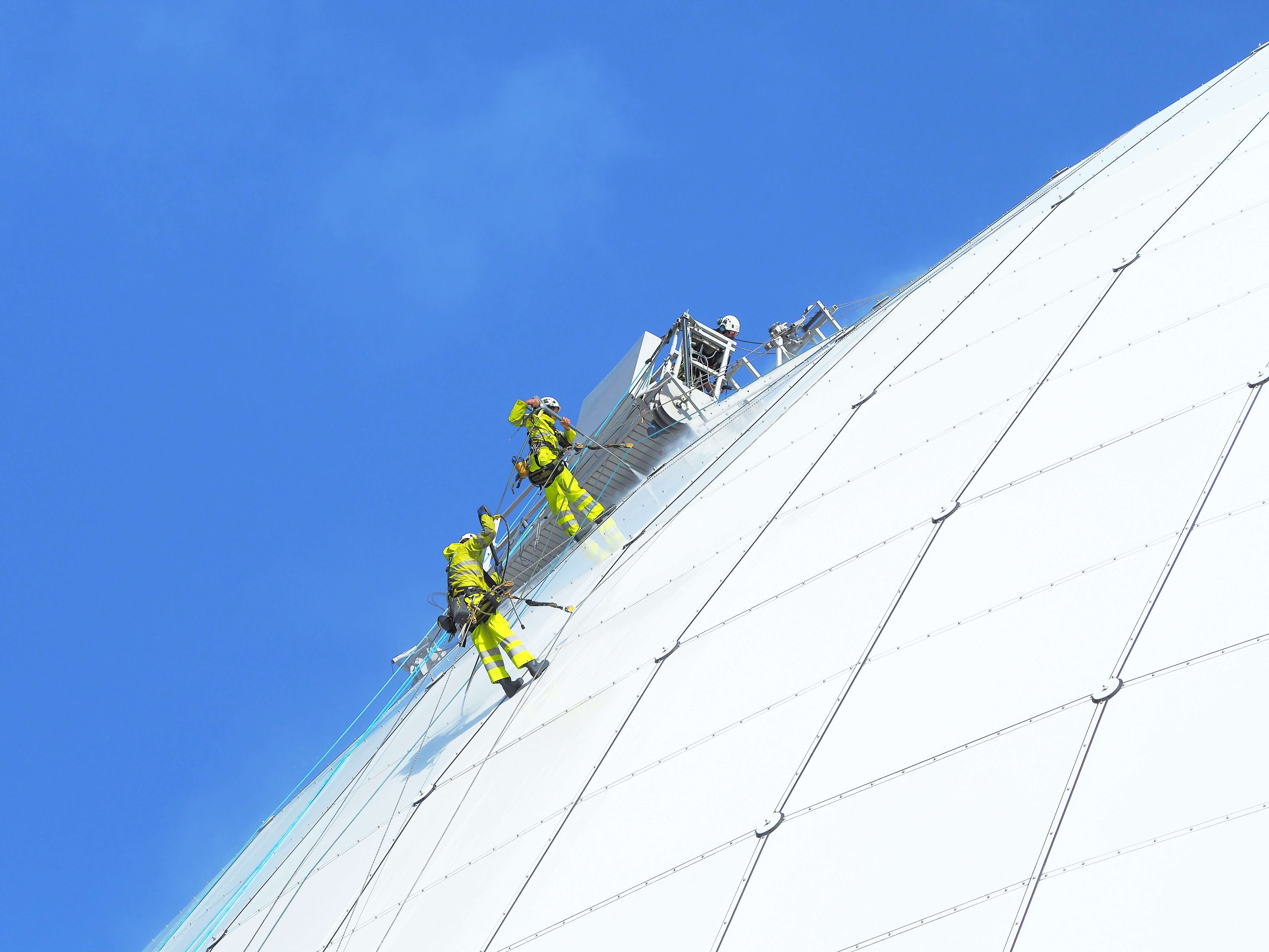 Detalhe de cabo de aço e ancoragem de linha de vida